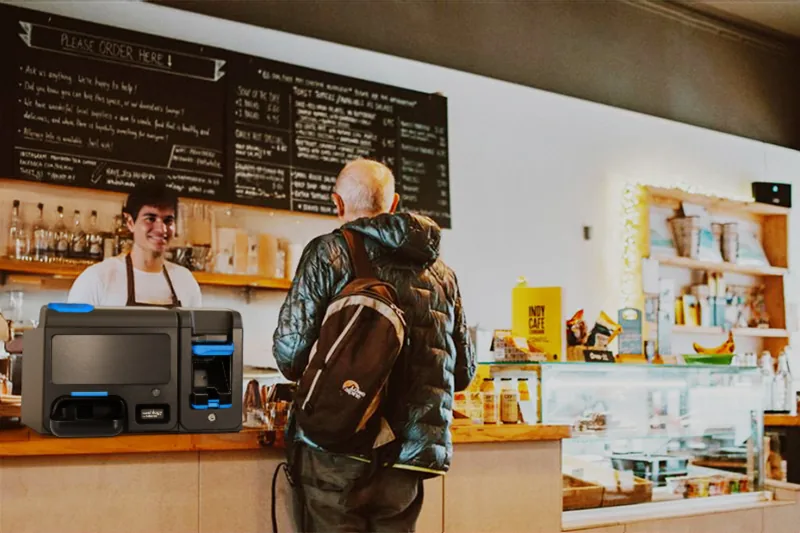 Cajón Cashlogy en el mostrador de una cafetería